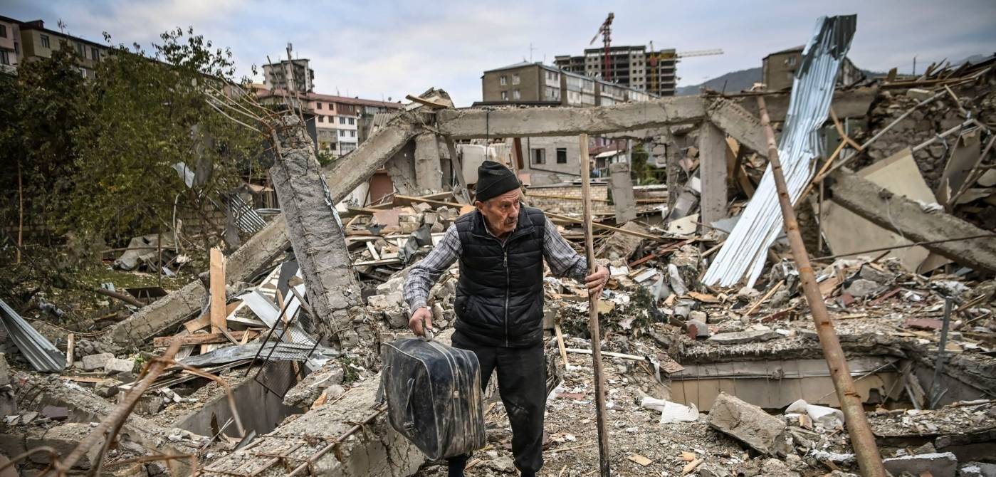 Deler av byen Stepanakert i Nagorno-Karabakh ligger i ruiner etter krigføring mellom Armenia og Aserbajdsjan i 2020. Foto: Aris Messinis/AFP/NTB.